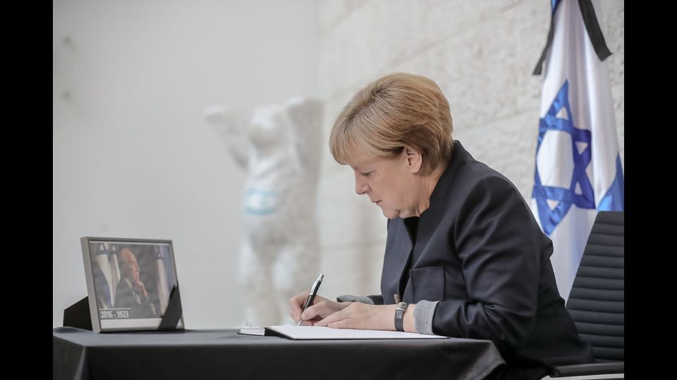 La cancelliera tedesca Angela Merkel firma il libro delle condoglianze (Afp)&nbsp;
