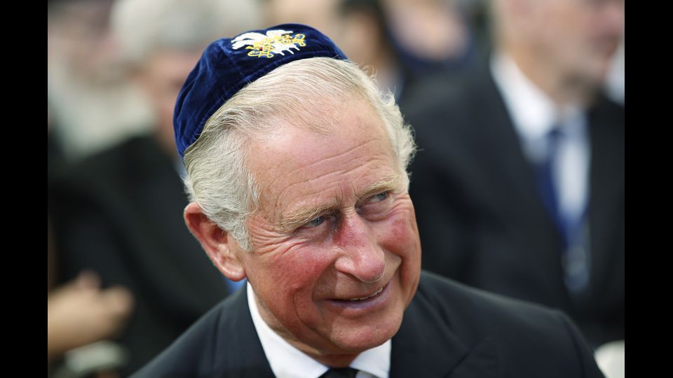 Il principe Carlo indossa un Yalulke, la calotta ebraica (Afp) &nbsp;