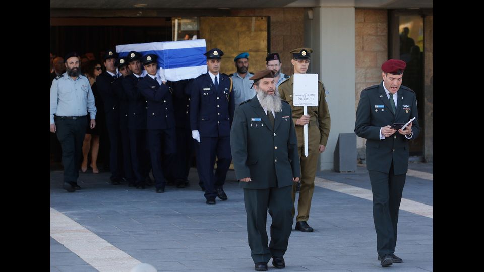 I membri delle guardie parlamentari portano la bara dell'ex premier israeliano Shimon Peres (Afp)&nbsp;