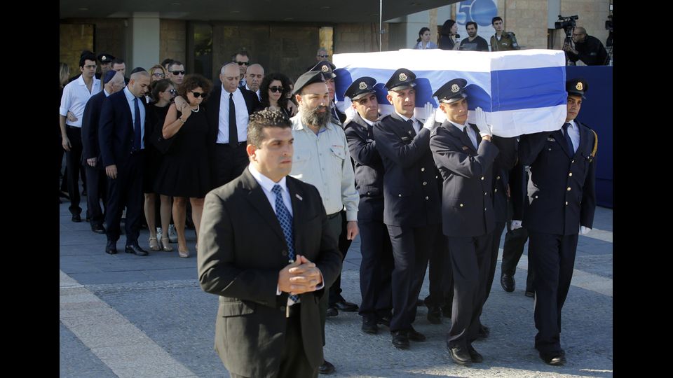 I membri delle guardie parlamentari portano la bara dell'ex premier israeliano Shimon Peres (Afp)&nbsp;