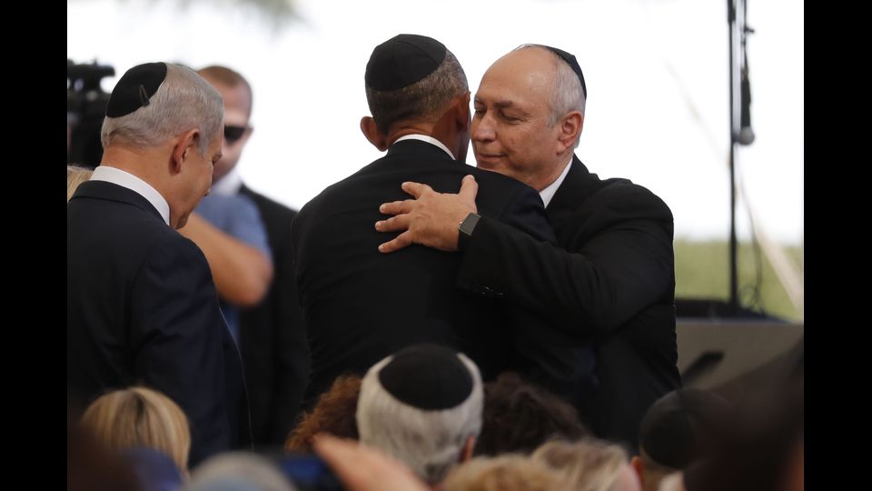 Il presidente degli Stati Uniti Barack Obama saluta Chemi Peres, il figlio dell'ex presidente israeliano e premio Nobel per la pace Shimon Peres (Afp)&nbsp;