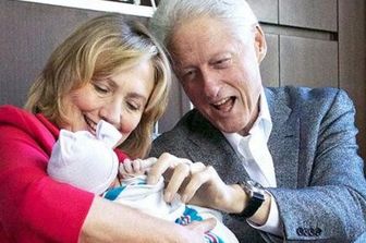 &nbsp;Hillary e Bill Clinton insieme alla nipotina charlotte