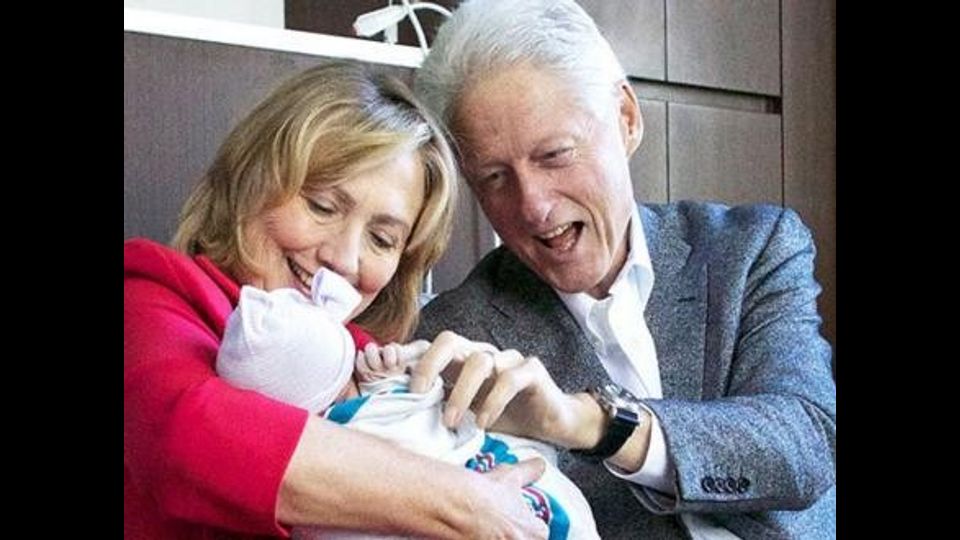 &nbsp;Hillary e Bill Clinton insieme alla nipotina charlotte