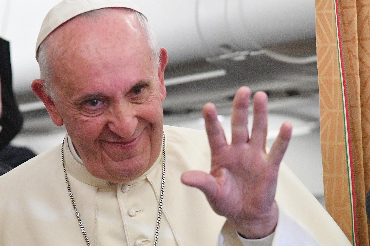 &nbsp;papa francesco sull'aereo (afp)