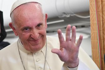 &nbsp;papa francesco sull'aereo (afp)