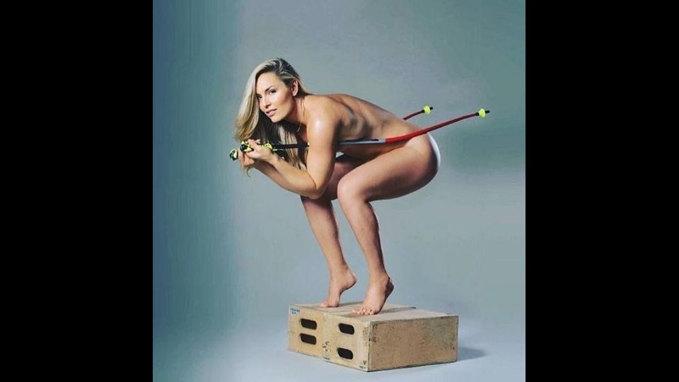 &nbsp;La Vonn&nbsp;arriva nuda in libreria&nbsp;(foto Instagram)