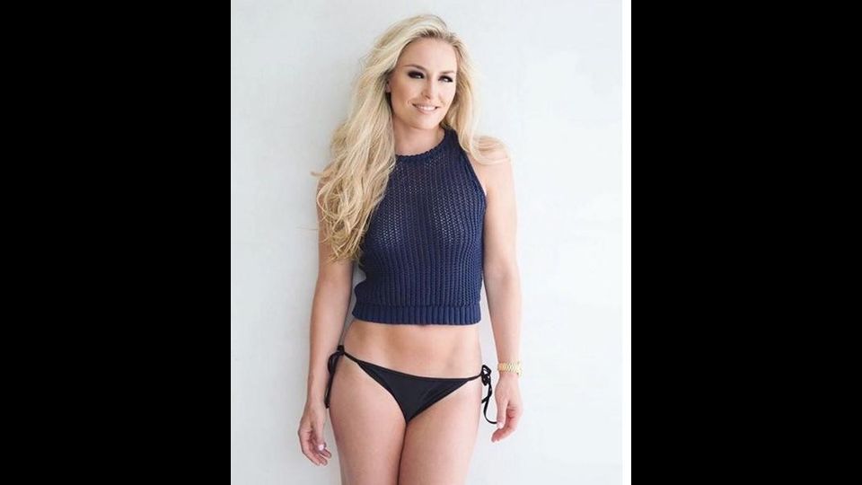 &nbsp; La Vonn&nbsp;arriva nuda in libreria&nbsp;(foto Instagram)