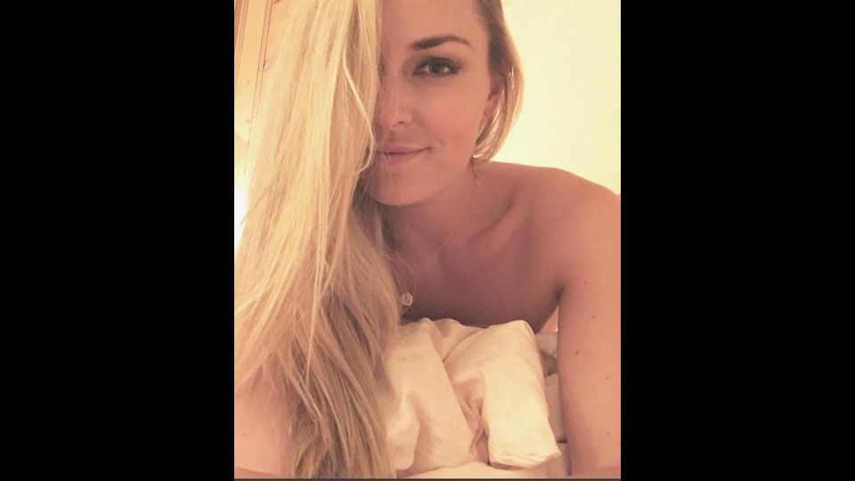 &nbsp;La Vonn arriva nuda in libreria&nbsp;(foto Instagram)