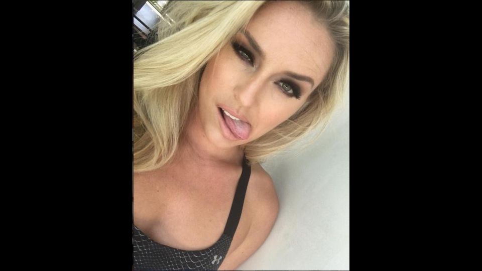 &nbsp; La Vonn arriva nuda in libreria&nbsp;(foto Instagram)