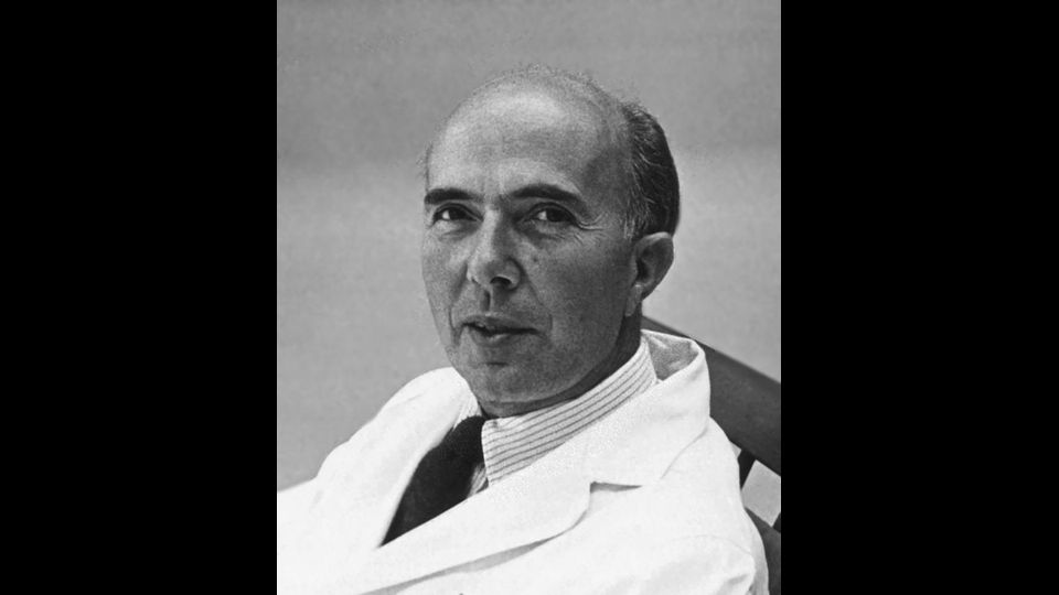Renato Dulbecco (Catanzaro, 22 febbraio 1914 &ndash; La Jolla, 19 febbraio 2012)Biologo e medico, viene insignito del premio Nobel per la medicina nel 1975 &nbsp;&quot;per le sue scoperte concernenti le interazioni fra virus tumorali e il materiale genetico della cellula&quot;