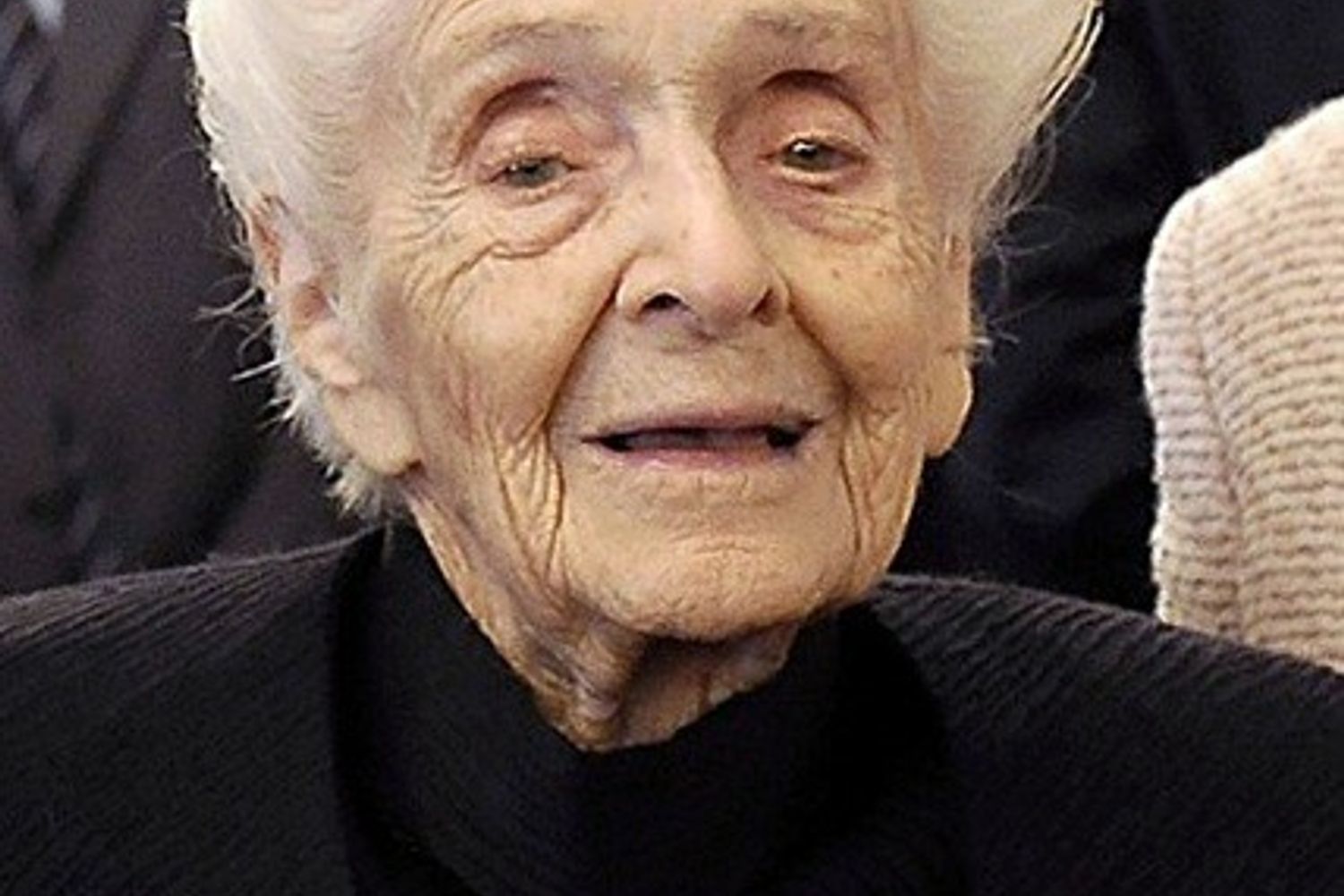 Rita Levi-Montalcini (Torino, 22 aprile 1909 &ndash; Roma, 30 dicembre 2012)&nbsp;Neurologa e senatrice a vita, ottiene il massimo riconoscimento per la medicina nel 1986 &nbsp;&quot;per le sue scoperte e l'individuazione di fattori di crescita cellulare&quot;