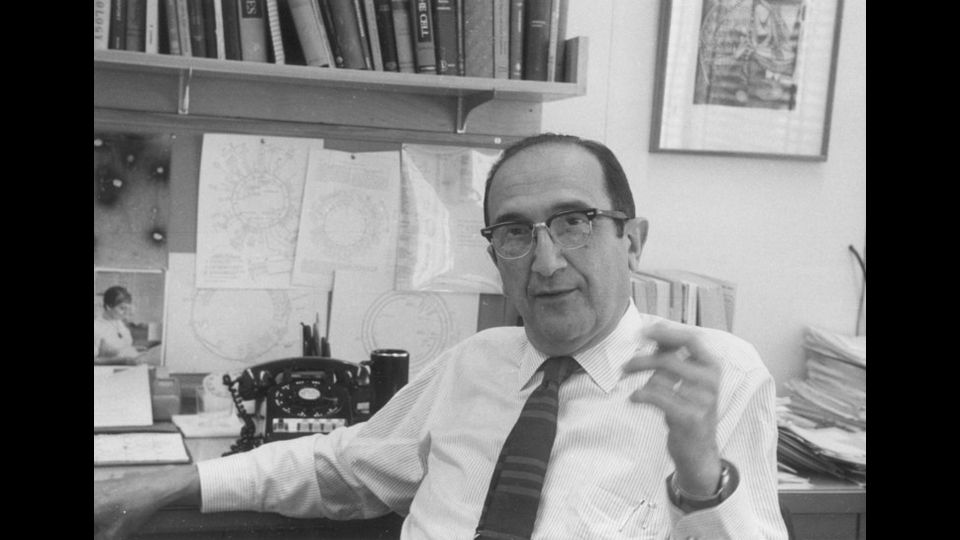 Salvatore Luria (Torino, 13 agosto 1912 &ndash; Lexington, 6 febbraio 1991)Medico e biologo italiano naturalizzato statunitense. I suoi studi hanno gettato le basi per la nascita della genetica batterica e della virologia come discipline indipendenti. Riceve il Nobel nel 1969 &quot;per le sue scoperte sul meccanismo di replicazione e la struttura genetica dei virus&quot;