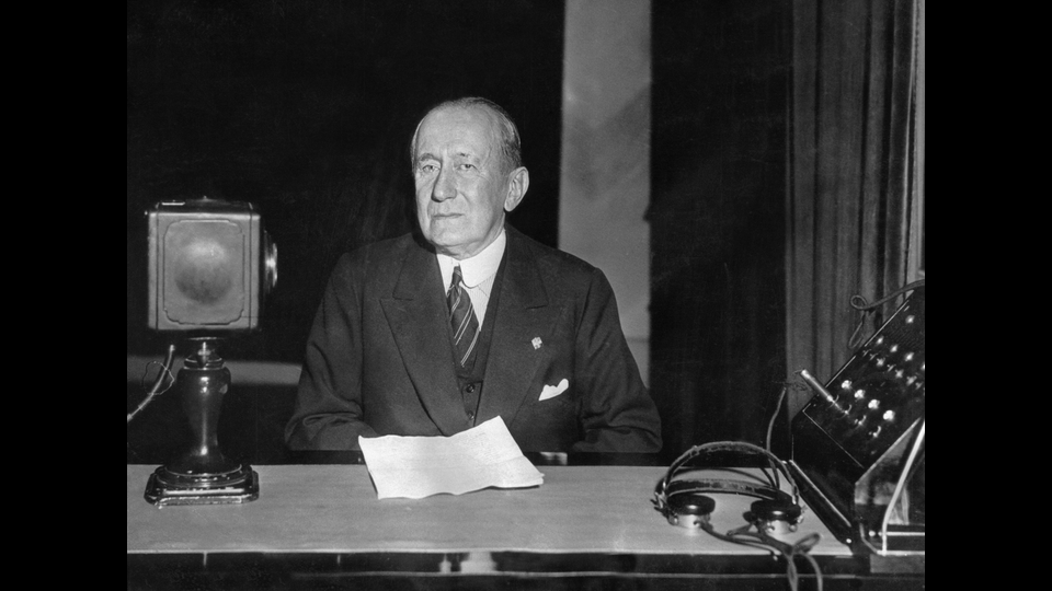 Guglielmo Giovanni Maria Marconi (Bologna, 25 aprile 1874 &ndash; Roma, 20 luglio 1937) Fisico, inventore, imprenditore e politico, a lui si deve lo sviluppo di un efficace sistema di comunicazione con la telegrafia senza fili via onde radio o radiotelegrafo, la cui evoluzione porter&agrave; allo sviluppo di radio e televisione. Viene insignito del Nobel nel 1909 &quot;in riconoscimento del suo contributo allo sviluppo della telegrafia senza fili&quot;.&nbsp;