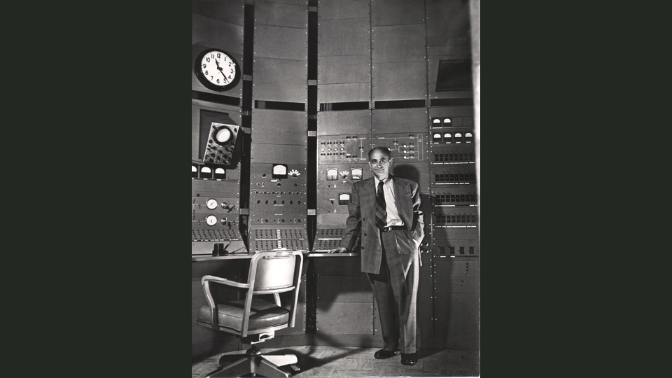 &nbsp;Enrico Fermi (Roma, 29 settembre 1901 &ndash; Chicago, 28 novembre 1954)&nbsp;Fisico italiano naturalizzato statunitense, noto principalmente per gli studi teorici e sperimentali nell'ambito della meccanica quantistica, e in particolare della fisica nucleare. In suo onore viene dato il nome a un elemento della tavola periodica, il fermio (simbolo Fm). Ottiene il massimo riconoscimento nel 1938 per &quot;l'identificazione di nuovi elementi della radioattivit&agrave; e la scoperta delle reazioni nucleari mediante neutroni lenti&quot;.