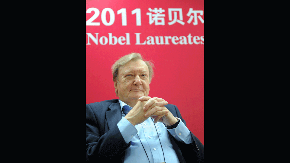 Carlo Rubbia (Gorizia, 31 marzo 1934) Fisico italiano, vince il premio Nobel per la fisica nel 1984 insieme al collega Simon van der Meer &quot;per il suo contributo decisivo al grande progetto, che ha portato alla scoperta delle particelle W e Z, comunicatori di interazione debole&quot;&nbsp;