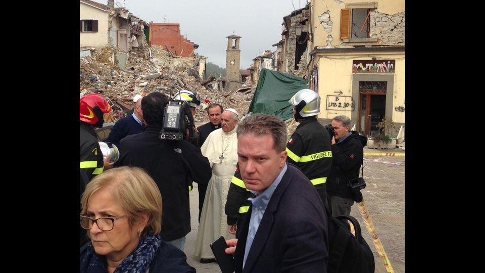 Il Papa nelle zone terremotate, &quot;Ho sentito il bisogno di essere vicino alle popolazioni colpite dal terremoto&quot; ha spiegato Francesco, aggiungendo: &quot;Ho aspettato a venire, non volevo dare fastidio&quot;.