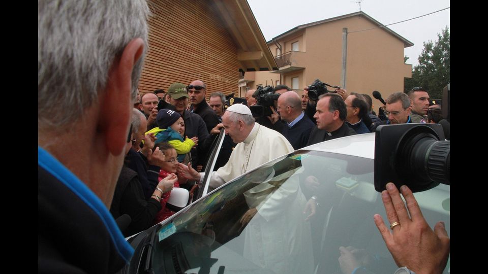 Il Papa nelle zone terremotate, &quot;Ho sentito il bisogno di essere vicino alle popolazioni colpite dal terremoto&quot; ha spiegato Francesco, aggiungendo: &quot;Ho aspettato a venire, non volevo dare fastidio&quot;.