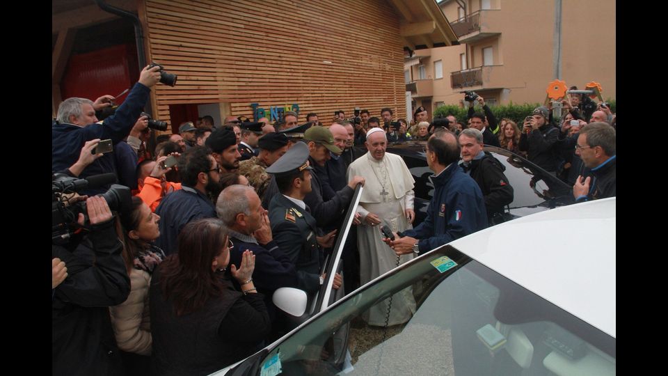 Il Papa nelle zone terremotate, &quot;Ho sentito il bisogno di essere vicino alle popolazioni colpite dal terremoto&quot; ha spiegato Francesco, aggiungendo: &quot;Ho aspettato a venire, non volevo dare fastidio&quot;.