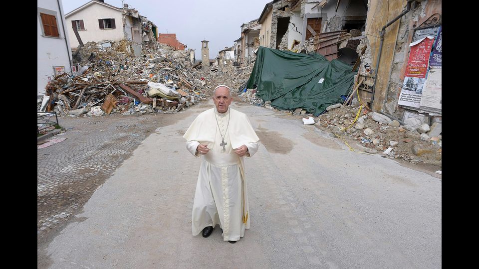 Il Papa nelle zone terremotate, &quot;Ho sentito il bisogno di essere vicino alle popolazioni colpite dal terremoto&quot; ha spiegato Francesco, aggiungendo: &quot;Ho aspettato a venire, non volevo dare fastidio&quot;.