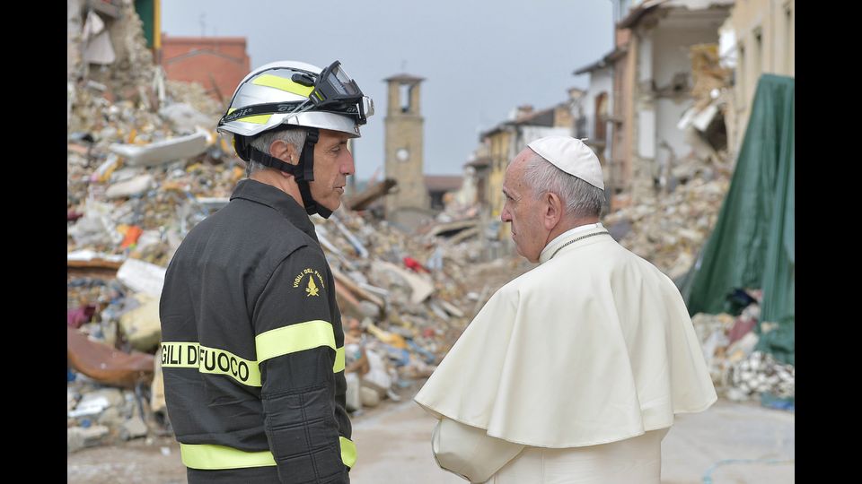 Il Papa nelle zone terremotate, &quot;Ho sentito il bisogno di essere vicino alle popolazioni colpite dal terremoto&quot; ha spiegato Francesco, aggiungendo: &quot;Ho aspettato a venire, non volevo dare fastidio&quot;.