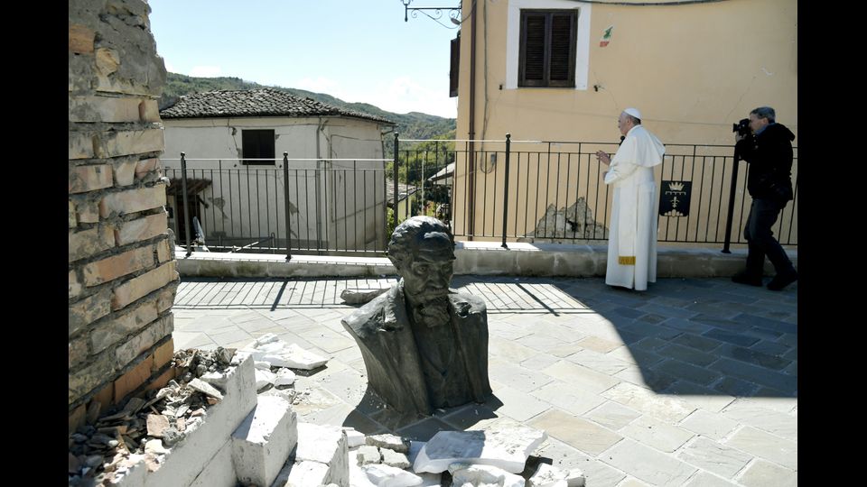 Il Papa nelle zone terremotate, &quot;Ho sentito il bisogno di essere vicino alle popolazioni colpite dal terremoto&quot; ha spiegato Francesco, aggiungendo: &quot;Ho aspettato a venire, non volevo dare fastidio&quot;.