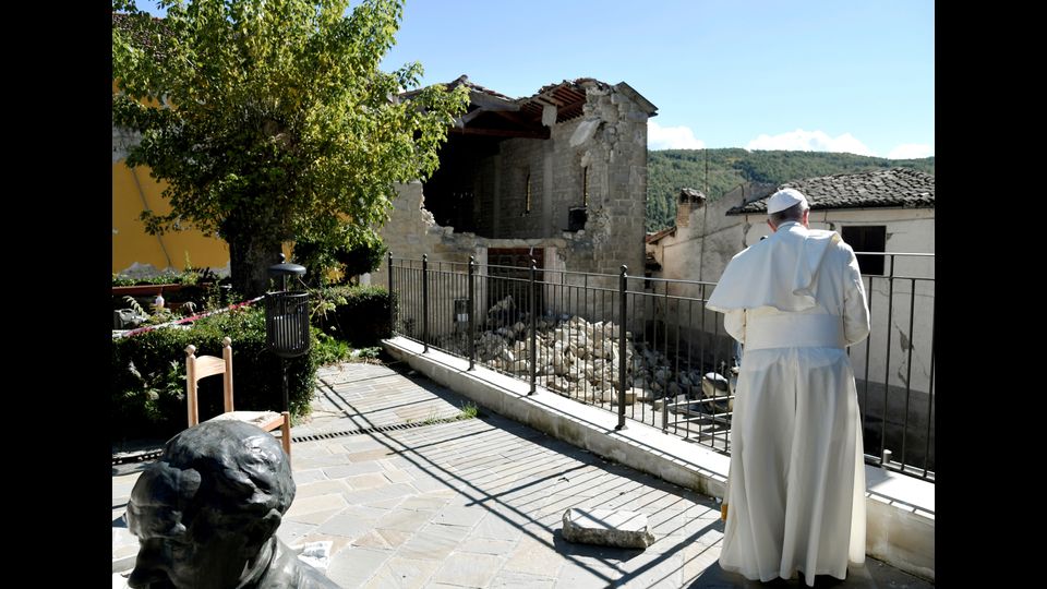 Il Papa nelle zone terremotate, &quot;Ho sentito il bisogno di essere vicino alle popolazioni colpite dal terremoto&quot; ha spiegato Francesco, aggiungendo: &quot;Ho aspettato a venire, non volevo dare fastidio&quot;.