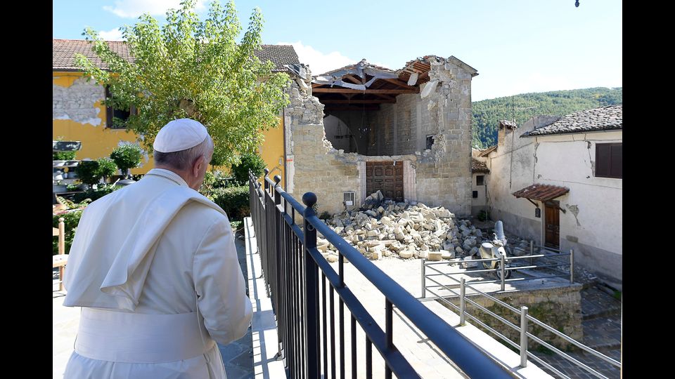 Il Papa nelle zone terremotate, &quot;Ho sentito il bisogno di essere vicino alle popolazioni colpite dal terremoto&quot; ha spiegato Francesco, aggiungendo: &quot;Ho aspettato a venire, non volevo dare fastidio&quot;.