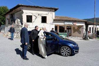 Il Papa nelle zone terremotate, &quot;Ho sentito il bisogno di essere vicino alle popolazioni colpite dal terremoto&quot; ha spiegato Francesco, aggiungendo: &quot;Ho aspettato a venire, non volevo dare fastidio&quot;.