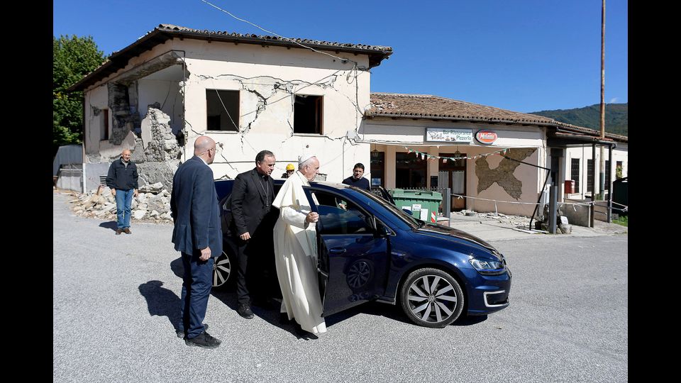 Il Papa nelle zone terremotate, &quot;Ho sentito il bisogno di essere vicino alle popolazioni colpite dal terremoto&quot; ha spiegato Francesco, aggiungendo: &quot;Ho aspettato a venire, non volevo dare fastidio&quot;.