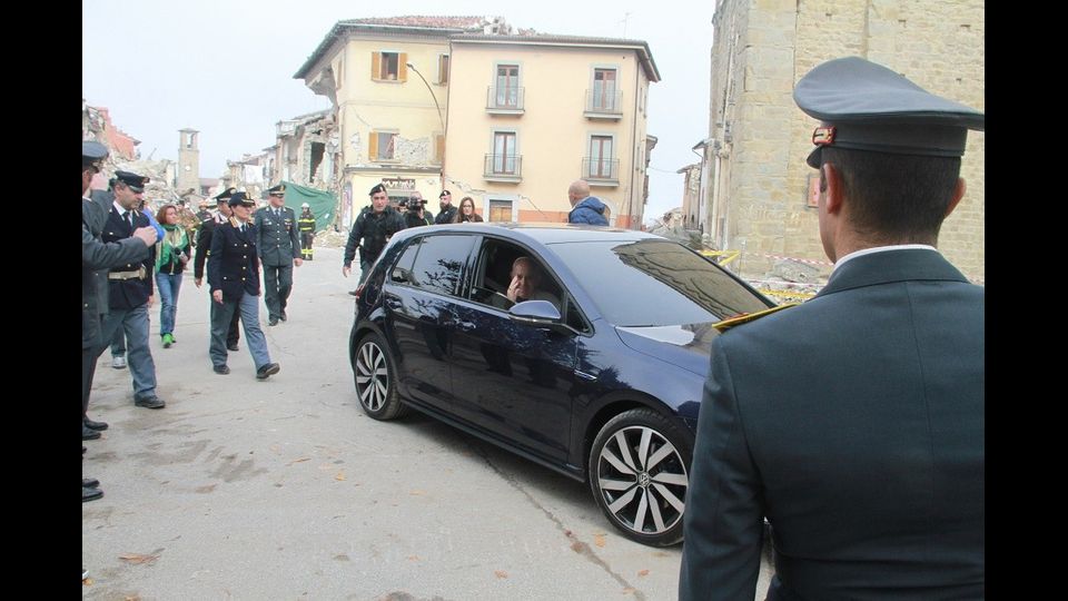 &nbsp;Il Papa nelle zone terremotate, &quot;Ho sentito il bisogno di essere vicino alle popolazioni colpite dal terremoto&quot; ha spiegato Francesco, aggiungendo: &quot;Ho aspettato a venire, non volevo dare fastidio&quot;.