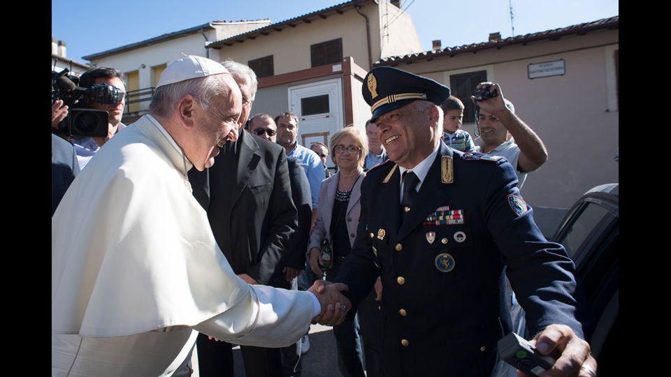 Il Papa nelle zone terremotate, &quot;Ho sentito il bisogno di essere vicino alle popolazioni colpite dal terremoto&quot; ha spiegato Francesco, aggiungendo: &quot;Ho aspettato a venire, non volevo dare fastidio&quot;.&nbsp;