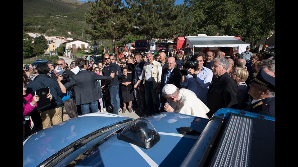 Il Papa nelle zone terremotate, &quot;Ho sentito il bisogno di essere vicino alle popolazioni colpite dal terremoto&quot; ha spiegato Francesco, aggiungendo: &quot;Ho aspettato a venire, non volevo dare fastidio&quot;.&nbsp;