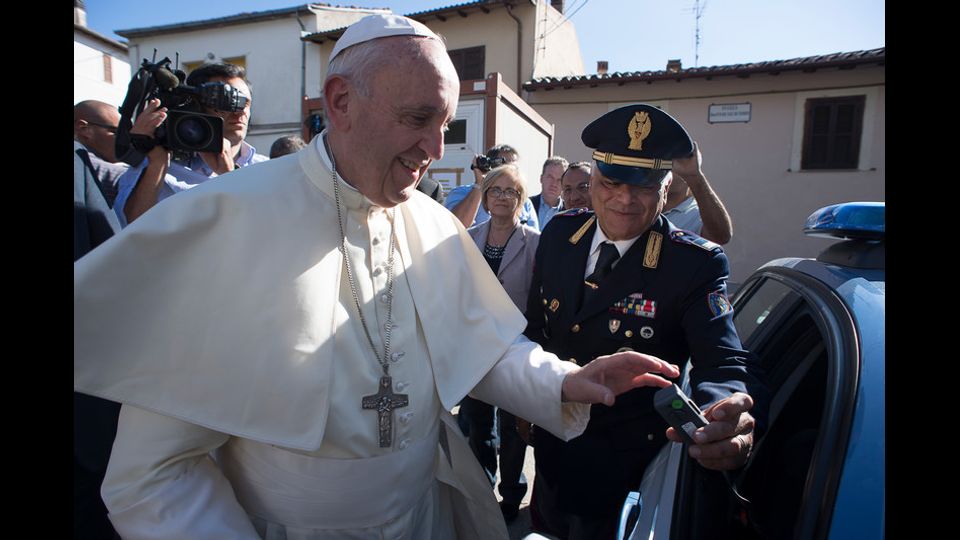 Il Papa nelle zone terremotate, &quot;Ho sentito il bisogno di essere vicino alle popolazioni colpite dal terremoto&quot; ha spiegato Francesco, aggiungendo: &quot;Ho aspettato a venire, non volevo dare fastidio&quot;.&nbsp;