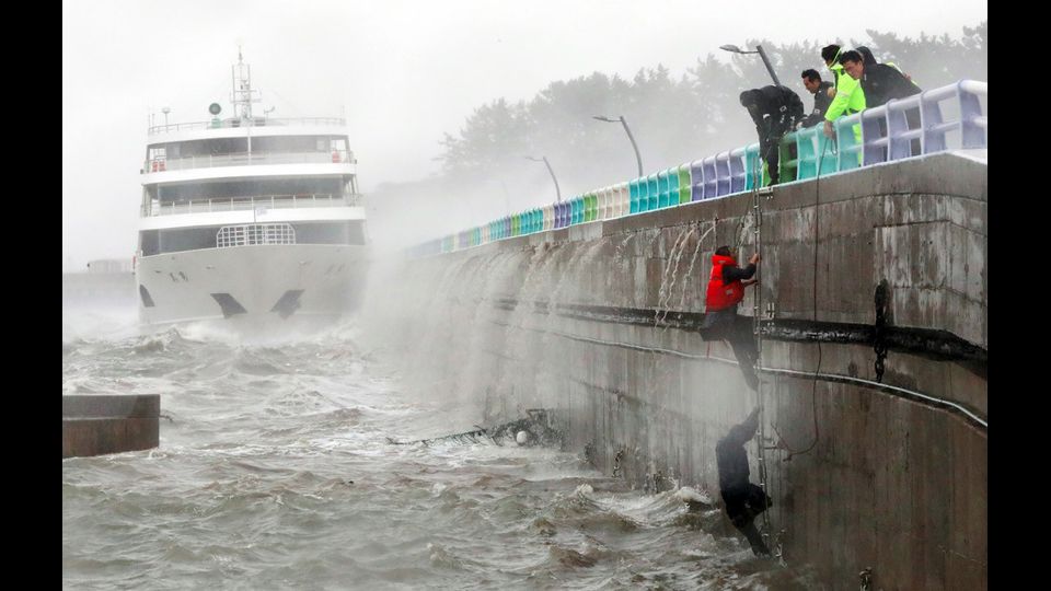 Spettacolare, quasi come uno tsunami, il tifone Chaba si &egrave; abbattuto sulla Corea del sud e punta sul Giappone. Pioggia e venti fino a 180 km orari hanno spinto l'Agenzia meteorologica nipponica a lanciare l'allarme, soprattutto in vista delle spaventose onde dell'oceano che stanno per abbattersi sull'isola di Honshu. Chaba ha causato la morte di cinque persone e devastato edifici e infrastrutture in Corea del sud. (Foto Afp)&nbsp;