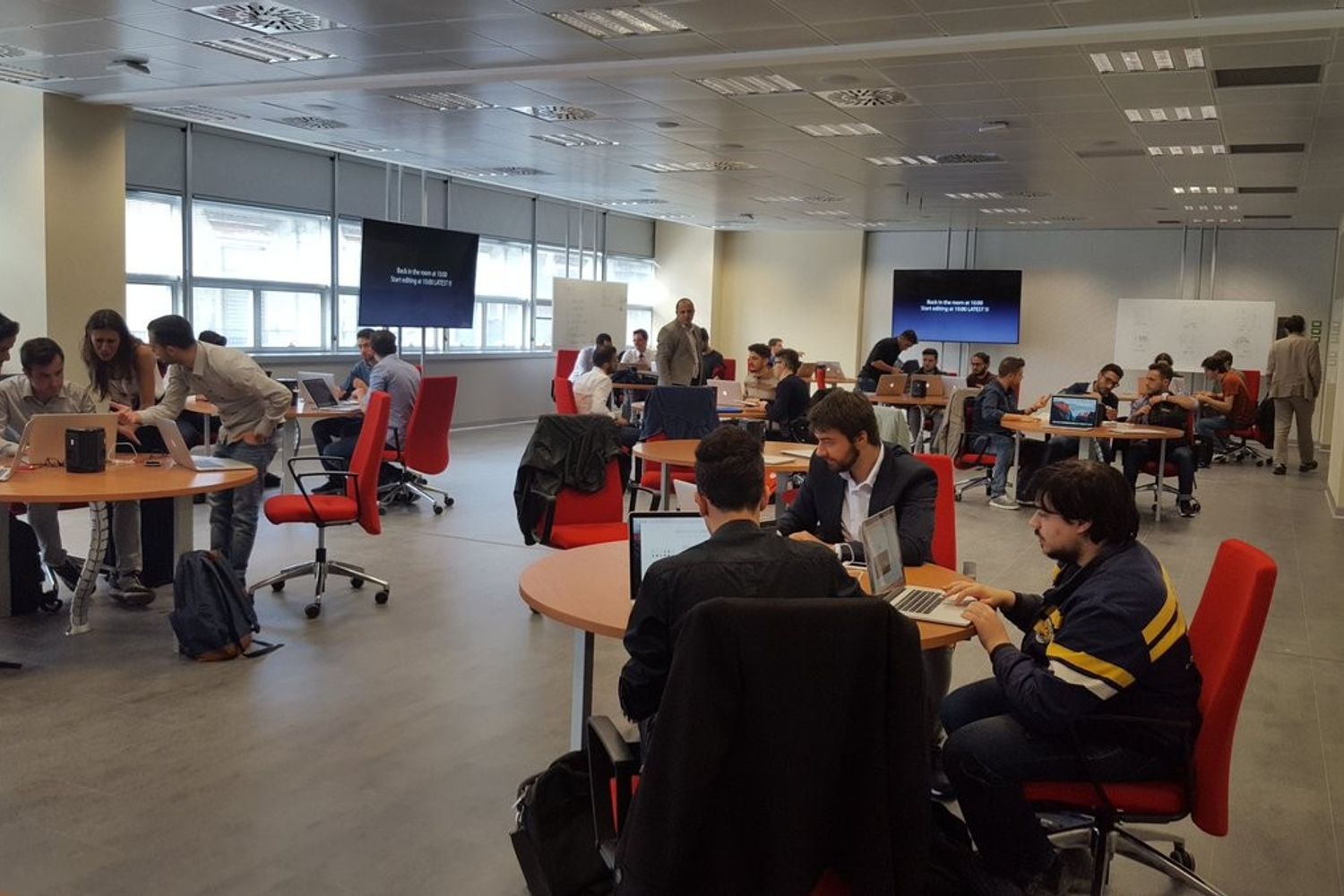 &nbsp; universit&agrave; federico II polo san giovanni napoli apple academy &nbsp;studenti (twitter miur)