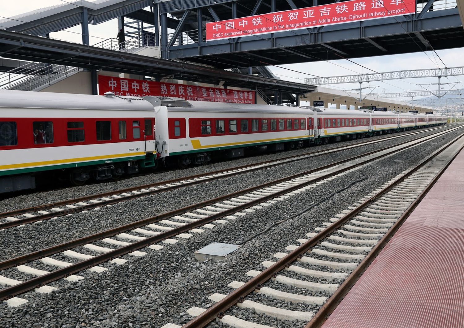 ferrovia da Addis Abeba al porto di Gibuti, realizzata da due gruppi cinesi, China Railway Engineering Corporation e China Civil Engineering Construction Corporation (Afp)