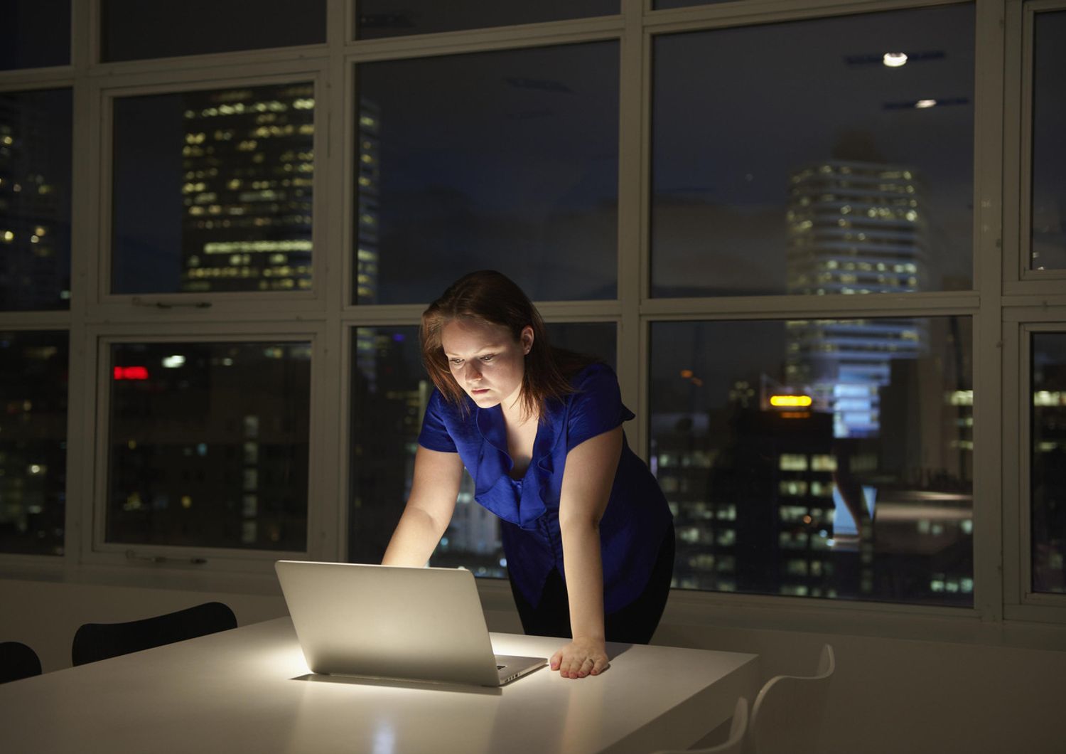 donna lavoro notturno ufficio computer (Agf)