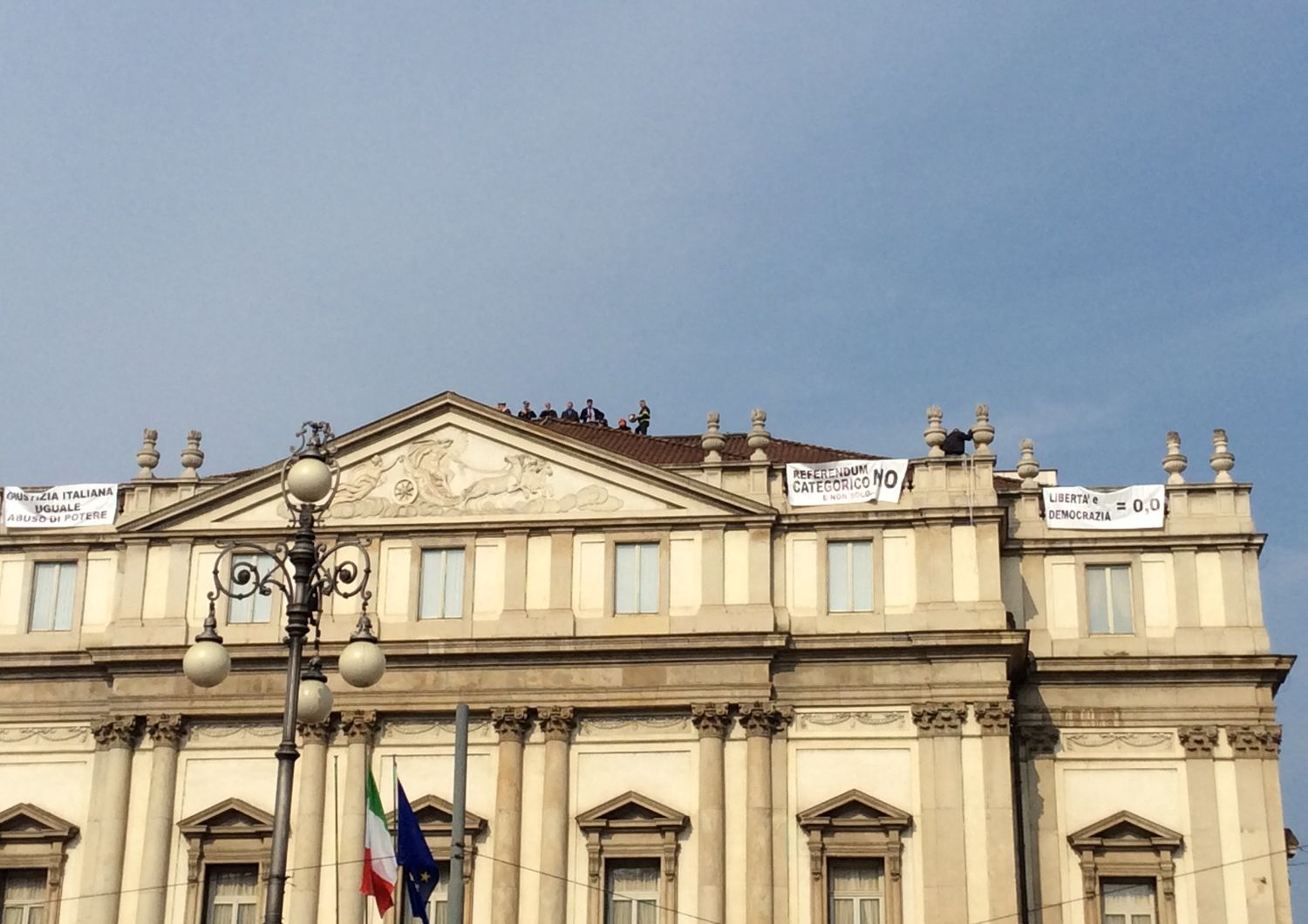 &nbsp;Teatro della scuola referendum uomo arrampicato su tetto (cretella)