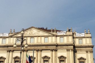 &nbsp;Teatro della scuola referendum uomo arrampicato su tetto (cretella)