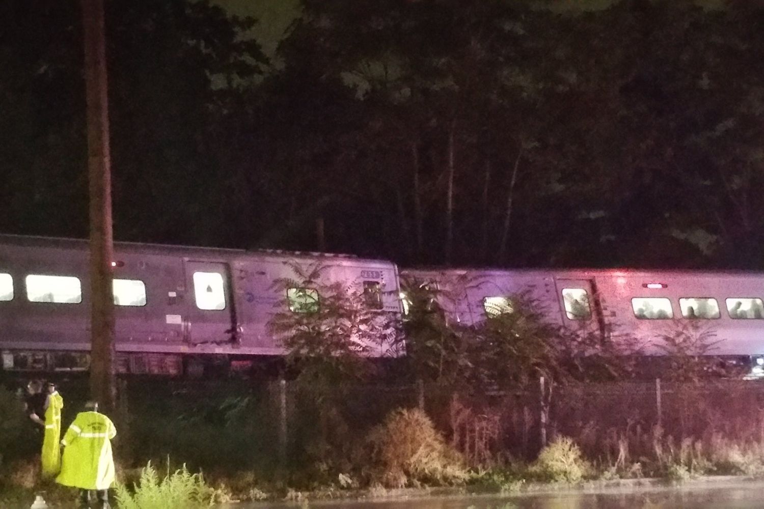 treno deragliato a Long Island, New York (Sarah Qamar &rlm;@sarahaqamar, twitter)&nbsp;