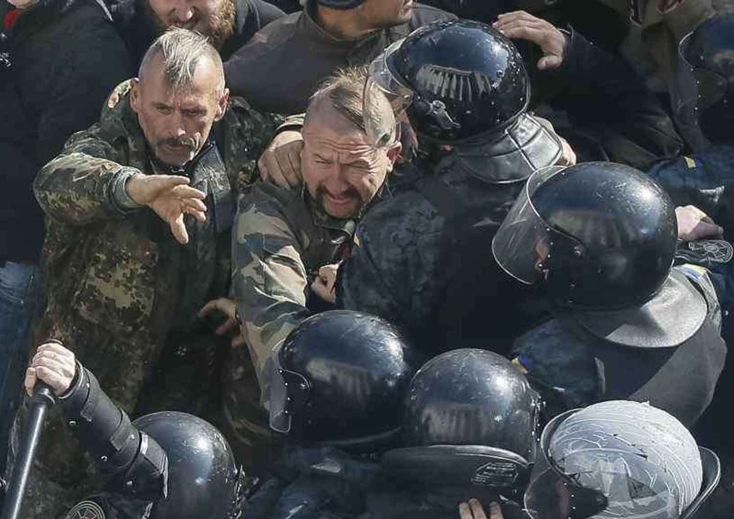 Ucraina: sale la tensione, intensi combattimenti a Donetsk