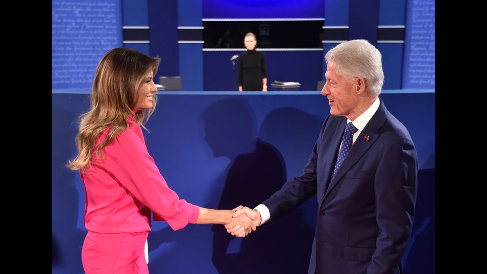 Clinton-Trump, il secondo dibattito televisivo. Il saluto tra Bill e Melania (Afp)&nbsp;