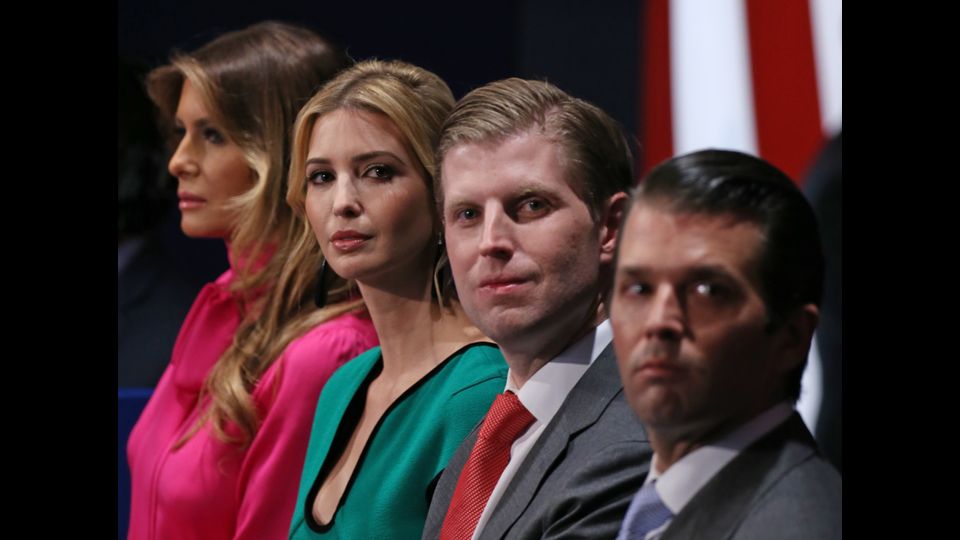 La moglie di Trump, Melania e i figli assistono al dibattito con Hillary Clinton (Afp)&nbsp;