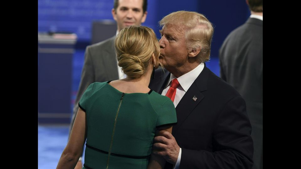 Trump saluta la figlia prima del duello in tv con Hillary Clinton (Afp)&nbsp;