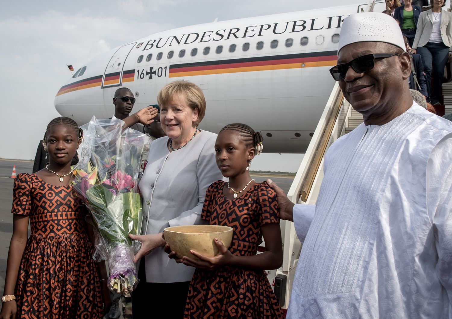 Mali - Angela Merkel all'aeroporto di Bamako accolta dal&nbsp;presidente Ibrahim Boubacar Keitae (Afp)