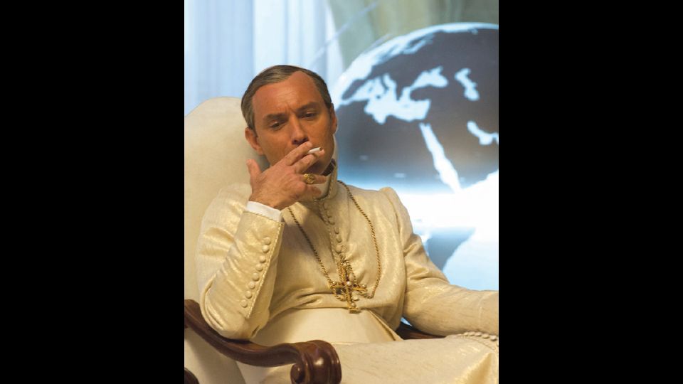 Jude Law interpreta Pio XIII nella serie-tv &quot;The Young Pope&quot; diretta da Paolo Sorrentino