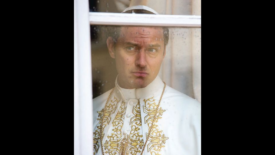 In &quot;The young Pope&quot;, Jude Law interpreta il primo americano a salire al soglio pontificio