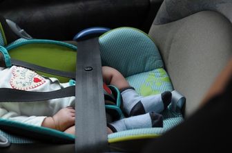 &nbsp;bimbo neonato che dorme in auto (afp)
