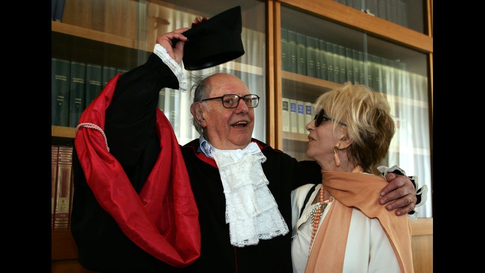 Con la moglie Franca Rame dopo aver ricevuto la laurea Honoris causa, 2006 (Afp)