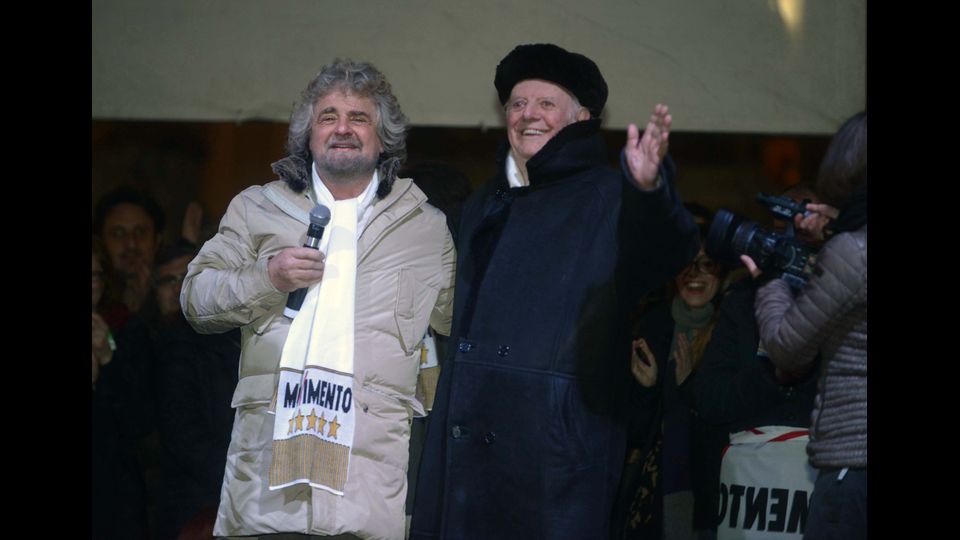Dario Fo con Beppe Grillo durante la campagna elettorale del Movimento Cinque Stelle, 2013 (Imagoeconomica)